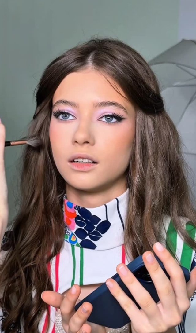 Iulia Albu nu are reguli pentru fiica ei adolescentă? Mikaela este elevă la liceu dar poartă machiaj și haine de adulți. Are zeci de mii de urmăritori pe rețelele sociale