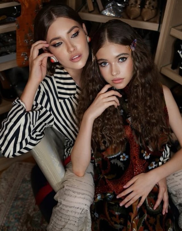 Iulia Albu nu are reguli pentru fiica ei adolescentă? Mikaela este elevă la liceu dar poartă machiaj și haine de adulți. A crescut în lumea modei