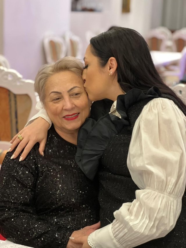 Clipe de coșmar pentru Andra. Artista a vorbit pentru prima dată despre momentul în care a aflat că mama ei are o tumoare. Elena Mihai a trecut printr-o operație de extirpare a rinichiului