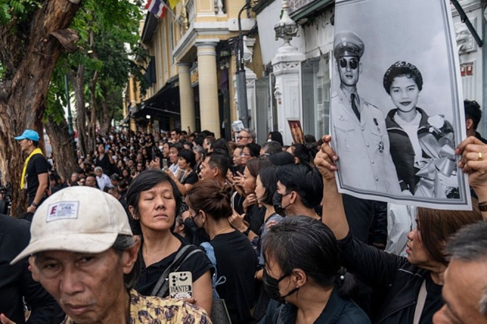 A murit "Jackie Kennedy" a Asiei. Sirikit Kitiyakara a fost soția regelui care a domnit 70 de ani în Thailanda. Oamenii deja poartă doliu și au acoperit fotografiile ei cu flori