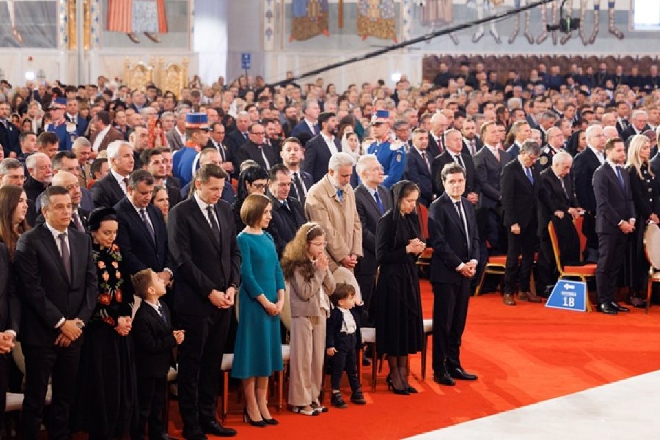 Maia Sandu, apariție discretă și elegantă la sfințirea Catedralei Mântuirii Neamului. Ce mesaj le-a transmis românilor. Ținuta ei a fost lăudată de designeri