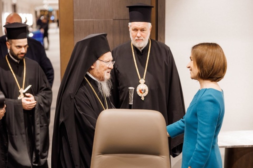 Maia Sandu, apariție discretă și elegantă la sfințirea Catedralei Mântuirii Neamului. Ce mesaj le-a transmis românilor. S-a întâlnit cu Bartolomeu, Patriarhul Ecumenic al Constantinopolului