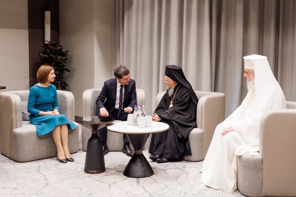 Maia Sandu, apariție discretă și elegantă la sfințirea Catedralei Mântuirii Neamului. Ce mesaj le-a transmis românilor. A fost invitată de Preafericitul Părinte Daniel