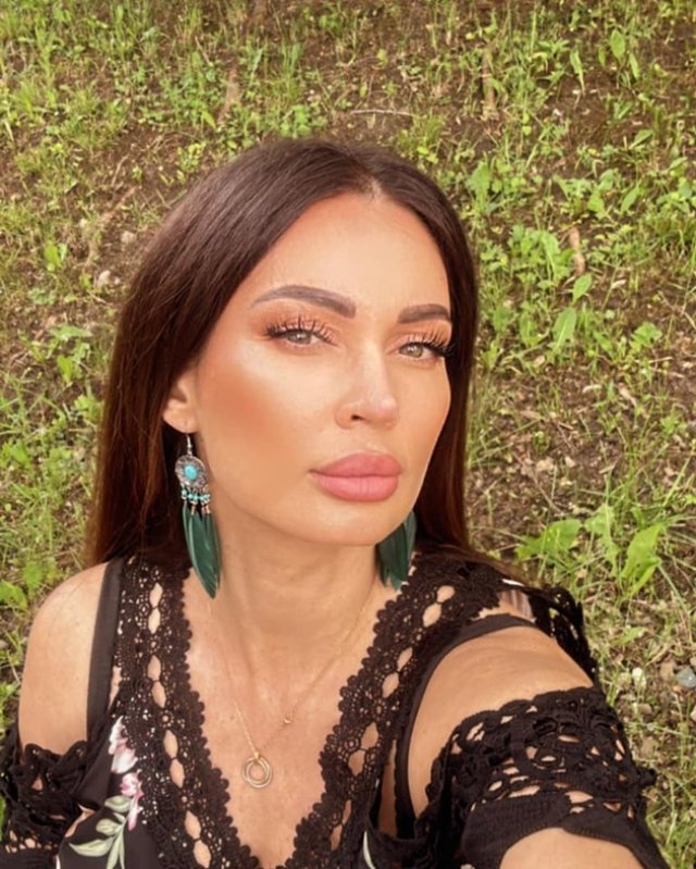 Nicoleta Luciu a renunțat la silicoane și este naturală la 45 de ani. "Nu mi-am mai făcut nimic. Acum am sânii naturali". Este la fel de slabă ca înainte să rămână însărcinată