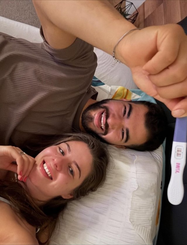 Denisa și Iancu Sterp au dezvăluit sexul copilului. Au făcut anunțul chiar în ziua în care viitorul tătic a împlinit 27 de ani. La gender reveal le-au fost alături cei mai apropiați oameni