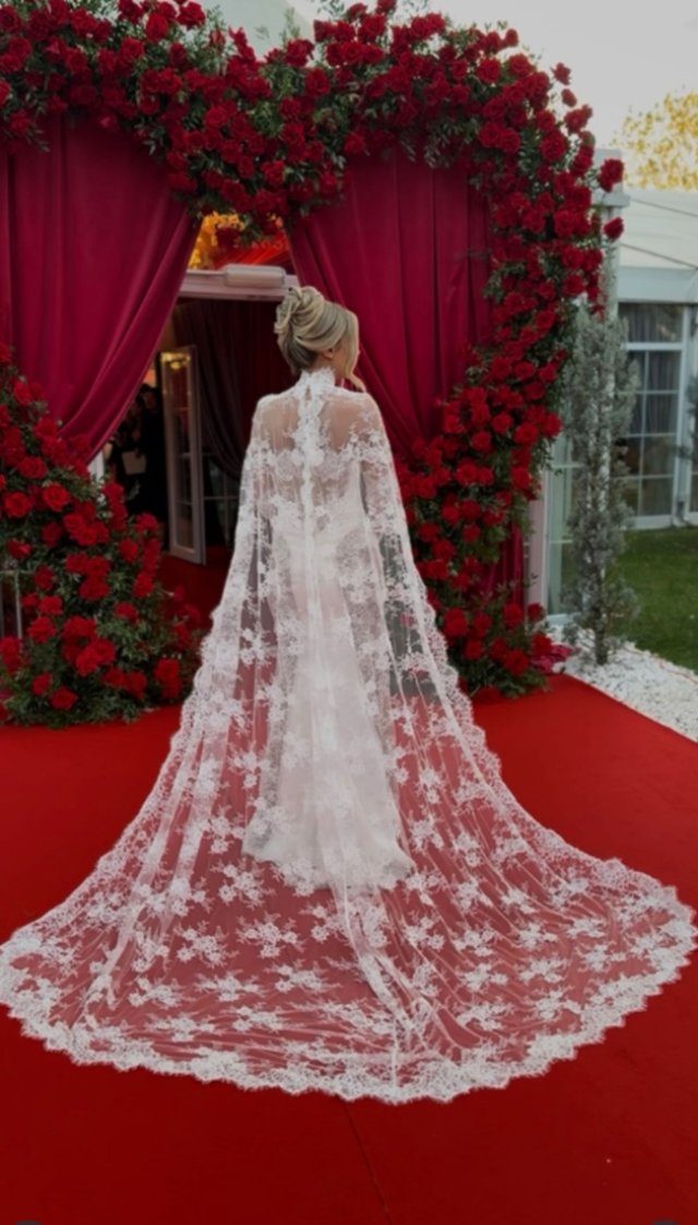 Cât a costat rochia de mireasă a Claudiei Puican. A scos din buzunar o mică avere ca să strălucească în ziua cea mare. A avut o trenă amplă