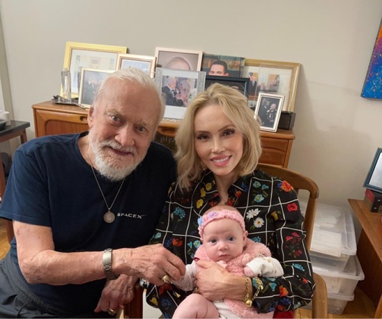 A murit românca Anca Faur, soția astronautului american Buzz Aldrin de 95 de ani. A avut un băiat și trei nepoate