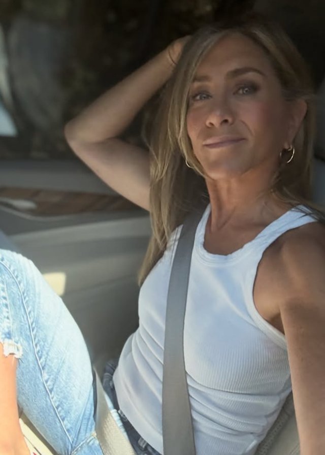 Jennifer Aniston a confirmat relația cu Jim Curtis. Ce mesaj emoționant a transmis în online. Fanii s-au bucurat să o vadă din nou fericită
