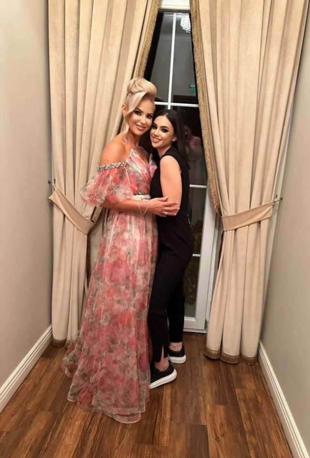 Cine este nepoata lui Emeric Ienei. Alisa este pasionată de muzică și a apărut la televizor. A participat la Românii au talent