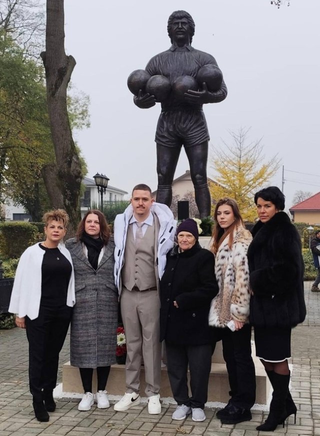 A trecut aproape un an de la moartea marelui Helmuth Duckadam. A fost inaugurată statuia „eroului de la Sevilla” la Arad. La eveniment au participat foarte mulți oameni, de la suporteri la colegi