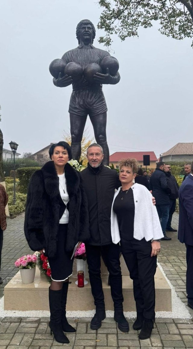 A trecut aproape un an de la moartea marelui Helmuth Duckadam. A fost inaugurată statuia „eroului de la Sevilla” la Arad, aproape de stadionul din Semlac