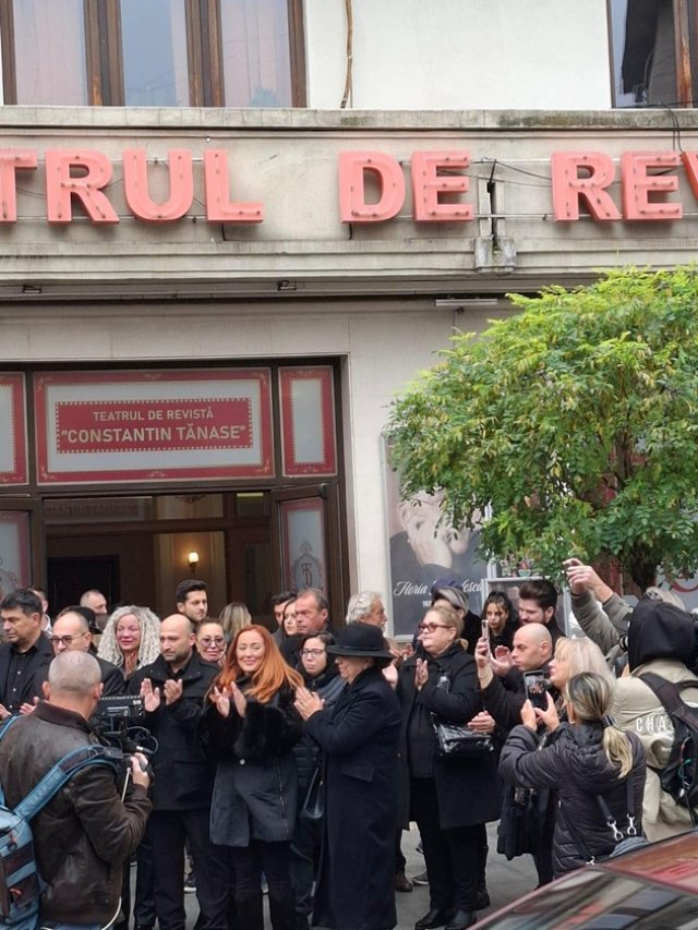Horia Moculescu a fost condus pe ultimul drum în lacrimi și ropote de aplauze. Imagini dureroase cu Nidia și artiștii prezenți să-și ia rămas bun. Privegiul a avut loc în foaierul Teatrului de Revistă Constantin Tănase