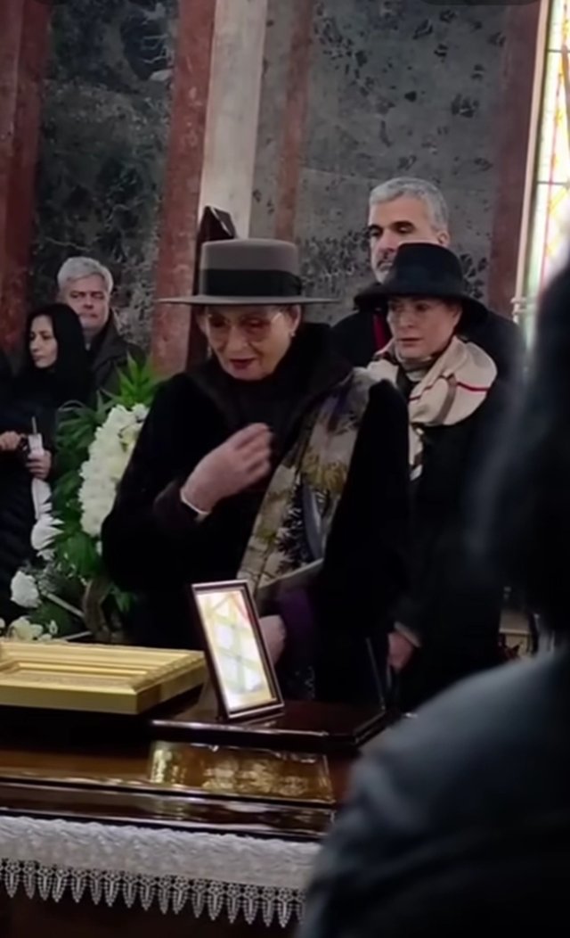 Horia Moculescu a fost condus pe ultimul drum în lacrimi și ropote de aplauze. Imagini dureroase cu Nidia și artiștii prezenți să-și ia rămas bun. Angela Similea s-a numărat printre vedetele care au participat