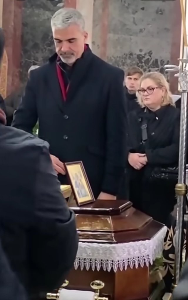 Horia Moculescu a fost condus pe ultimul drum în lacrimi și ropote de aplauze. Imagini dureroase cu Nidia și artiștii prezenți să-și ia rămas bun. Aurelian Temișan și soția nu au lipsit de la înmormântare