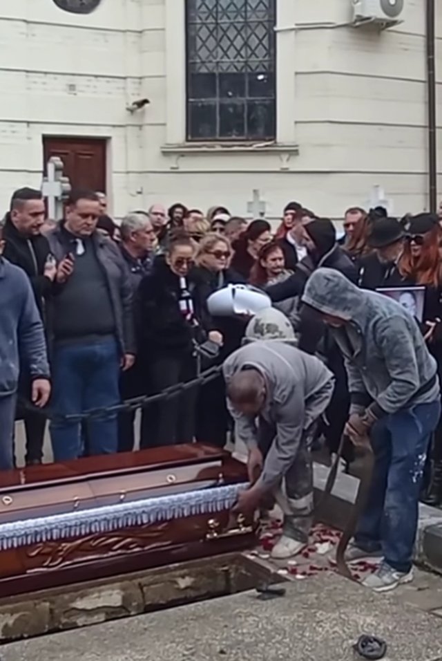 Horia Moculescu a fost condus pe ultimul drum în lacrimi și ropote de aplauze. Imagini dureroase cu Nidia și artiștii prezenți să-și ia rămas bun. Piesa „O stea pe cerul de opal” a răsunat în fundal