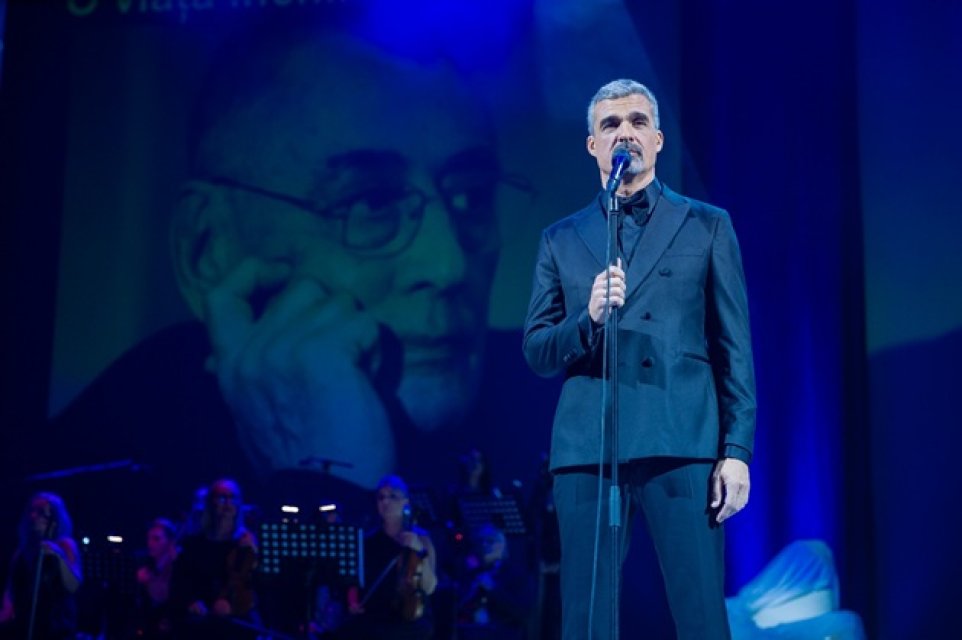 Aurelian Temișan a vărsat lacrimi de durere pe scena Teatrului Național la spectacolul dedicat lui Horia Moculescu. "L-am simțit aseară cu noi!". Cântărețul recunoaște că a fost cel mai greu concert al său