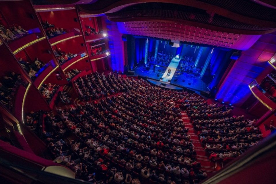 Aurelian Temișan a vărsat lacrimi de durere pe scena Teatrului Național la spectacolul dedicat lui Horia Moculescu. "L-am simțit aseară cu noi!". În sală au fost mulți cântăreți și actori