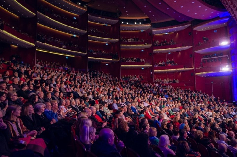 Aurelian Temișan a vărsat lacrimi de durere pe scena Teatrului Național la spectacolul dedicat lui Horia Moculescu. "L-am simțit aseară cu noi!". Toată sala a plâns de emoție