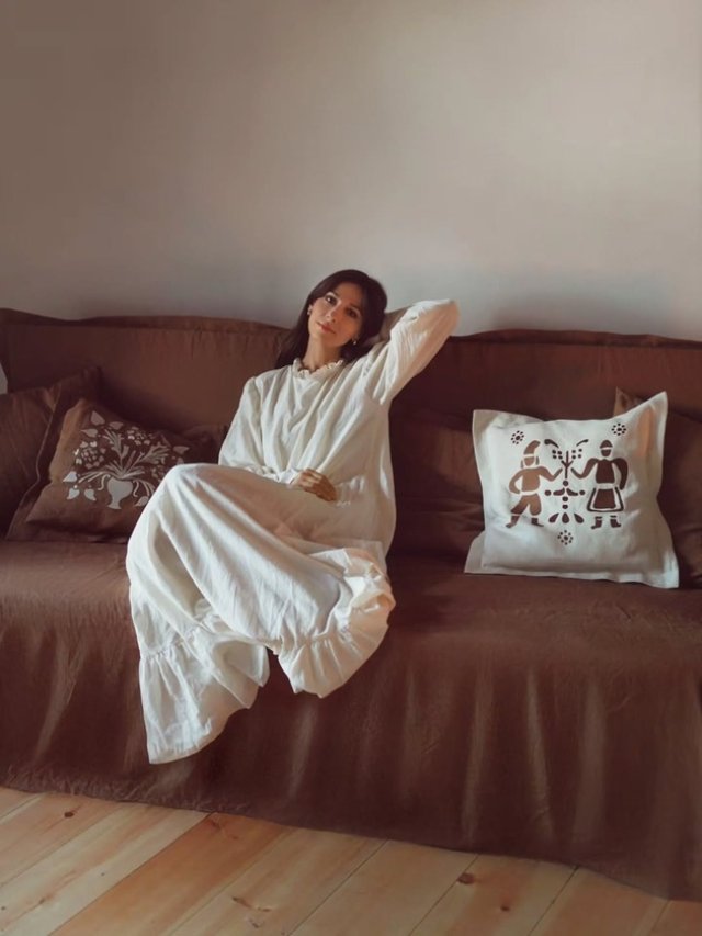 Dana Rogoz a terminat de renovat casa de la Viscri. Imagini cu casa de vacanță. A dat viață locuinței cu ajutorul unor perne brodate cu motive tradiționale