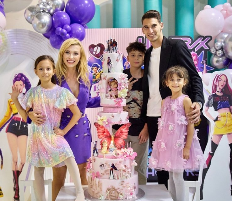 Andreea Bălan și Victor Cornea, sunt în culmea fericirii! Au făcut publică data nunții alături de fetițele artistei