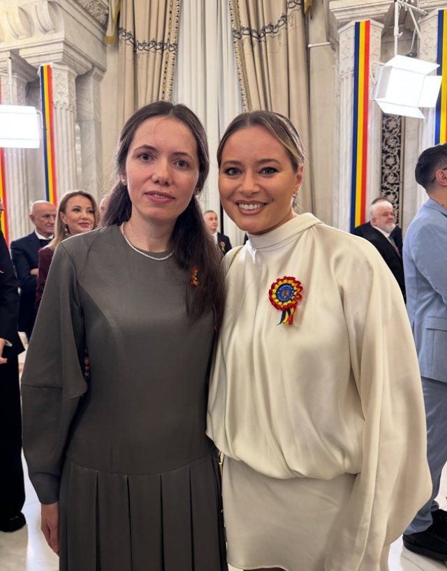 Laura Cosoi, pusă la zid de urmăritori după ce s-a fotografiat cu Nicușor Dan și cu soția acestuia