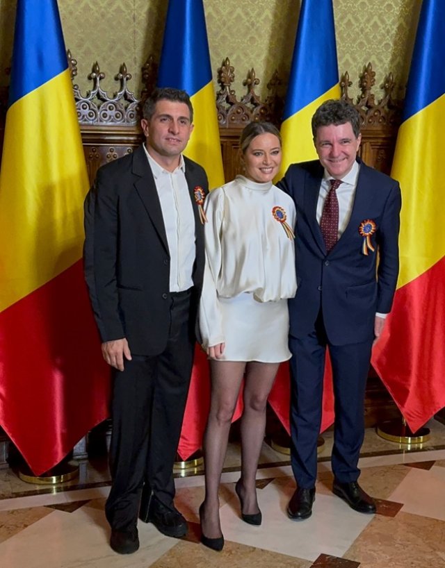 Laura Cosoi, pusă la zid de urmăritori după ce s-a fotografiat cu Nicușor Dan. Actrița și soțul ei au participat la Recepția Oficială de 1 Decembrie