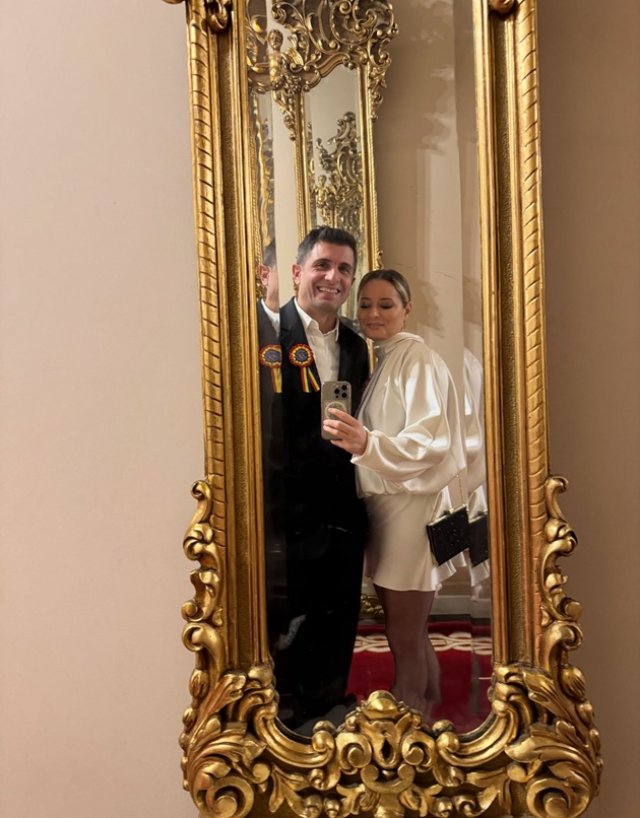 Laura Cosoi, pusă la zid de urmăritori după ce s-a fotografiat cu Nicușor Dan. Urmăritorii au criticat-o și pentru ținuta purtată