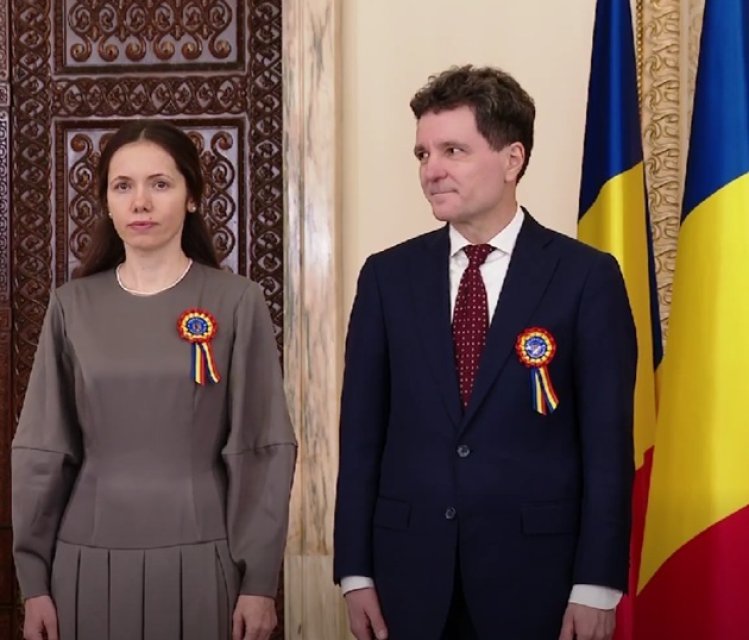 Cum s-a îmbrăcat Mirabela Grădinaru la recepția de 1 decembrie. Ce ținute au purtat vedetele prezente la Cotroceni. Partenera lui Nicușor Dan a avut o rochie plisată cu mânecă lungă