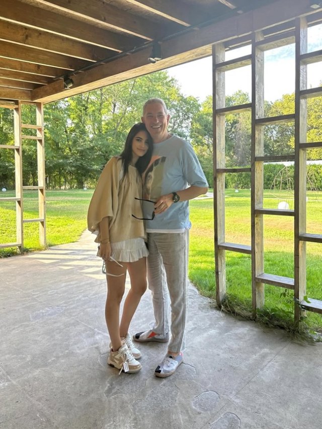 Eva Zaharescu, mesaj emoționant pentru părinții ei. Tânăra a publicat imagini de colecție cu tatăl ei, Andrei Zaharescu, fost consul al Românei la Cape Town. A marcat și onomastica mamei în online