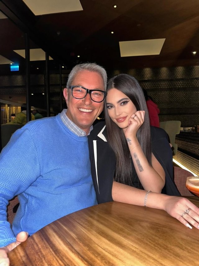 Eva Zaharescu, mesaj emoționant pentru părinții ei. Tânăra a publicat imagini de colecție cu tatăl ei, Andrei Zaharescu, fost consul al Românei la Cape Town. Este fostul soț al Andreei Berecleanu