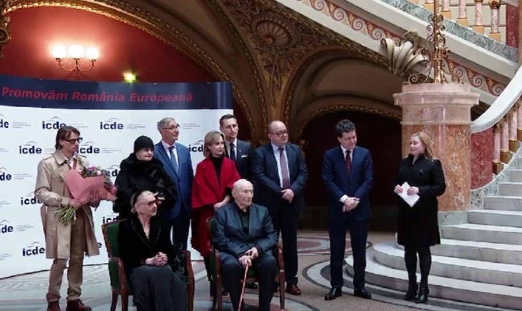 Victor Rebengiuc a fost premiat de Nicușor Dan cu premiul "România Europeană 2025". „Noi, românii, avem boala de a transforma multe lucruri vii în șabloane”. A fost însoțit de soția sa