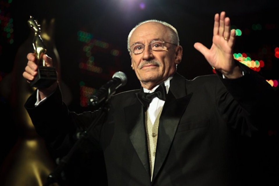 Victor Rebengiuc a fost premiat de Nicușor Dan cu premiul "România Europeană 2025". „Noi, românii, avem boala de a transforma multe lucruri vii în șabloane”. De curând și-a anunțat retragerea