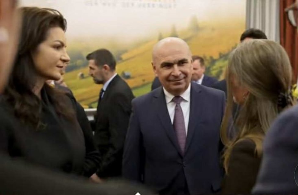 Premierul Ilie Bolojan s-a căsătorit în mare secret! Cum a apărut cu soția lui la braț la un eveniment în Viena. Femeia a atras atenția prin eleganță și simplitate