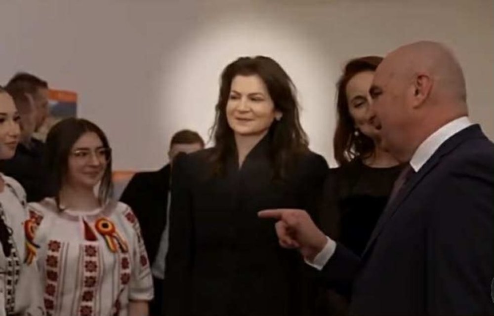 Premierul Ilie Bolojan s-a căsătorit în mare secret! Cum a apărut cu soția lui la braț la un eveniment în Viena. Purtătoarea de cuvânt a guvernului i-a dat de gol