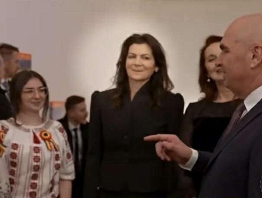 Premierul Ilie Bolojan s-a căsătorit în mare secret! Cum a apărut cu soția lui la braț la un eveniment în Viena. Cei doi sunt împreună de trei ani