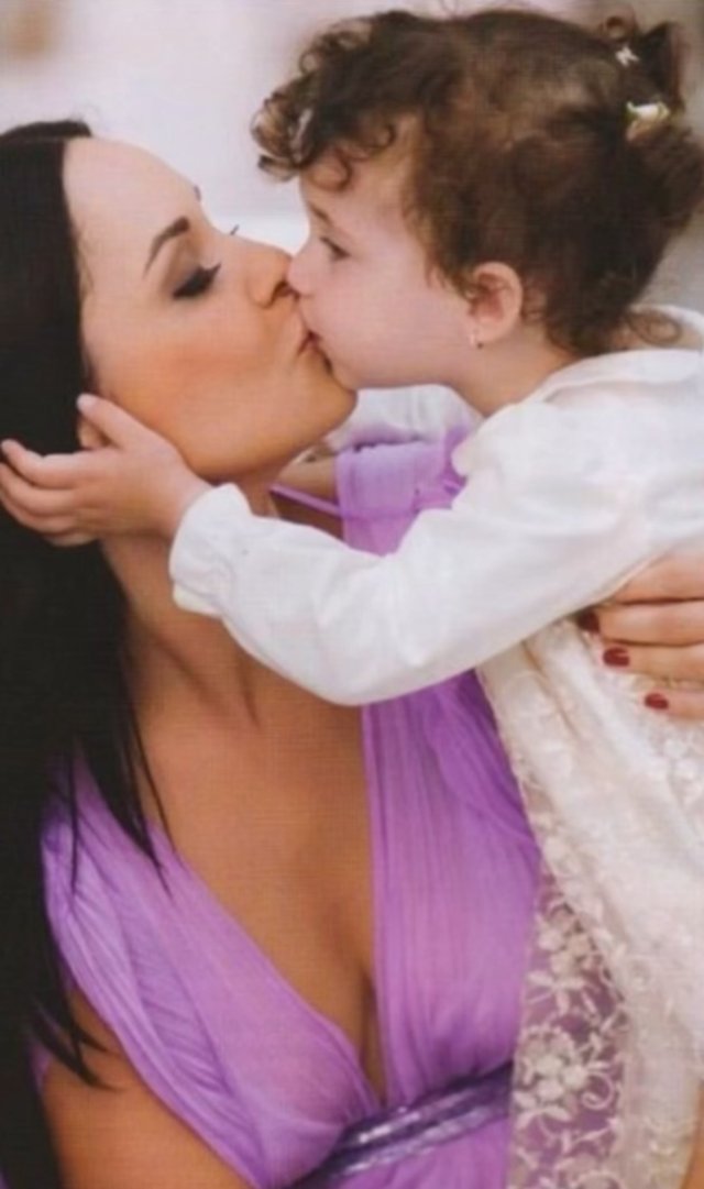 Andreea Marin, mesaj în lacrimi pentru Violeta care a împlinit 18 ani. "Mama te iubește veșnic. Ești tot ce am putut visa". Violeta Bănică a fost șefă de promoție la terminarea liceului