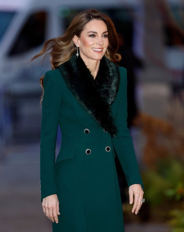 Kate Middleton radiază în felicitarea de Crăciun de anul acesta. Se vede cu ochiul liber că este mai sănătoasă ca oricând. Are 43 de ani