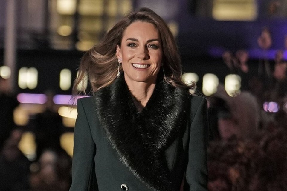 Kate Middleton radiază în felicitarea de Crăciun de anul acesta. Se vede cu ochiul liber că este mai sănătoasă ca oricând. La începutul anului dezvăluia că boala a intrat în remisie