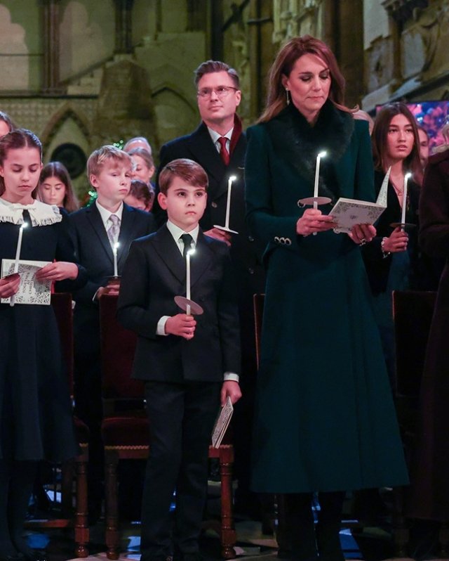 Kate Middleton radiază în felicitarea de Crăciun de anul acesta. Se vede cu ochiul liber că este mai sănătoasă ca oricând. A participat cu Prințul William și copiii la concertul caritabil Together at Christmas