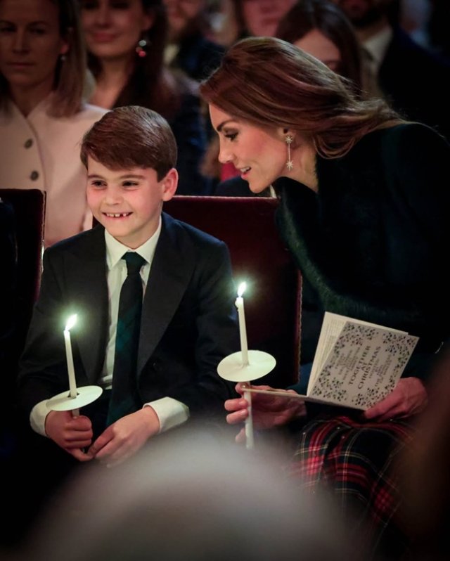 Kate Middleton radiază în felicitarea de Crăciun de anul acesta. Se vede cu ochiul liber că este mai sănătoasă ca oricând. A participat recent la mai multe evenimente publice