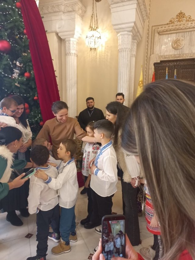 Mirabela Grădinaru a primit colindători la Cotroceni. Partenera lui Nicușor Dan a ascultat colindele copiilor cu ochii în lacrimi, în prag de sărbători. A fost emoționată de întâlnirea cu micii colindători