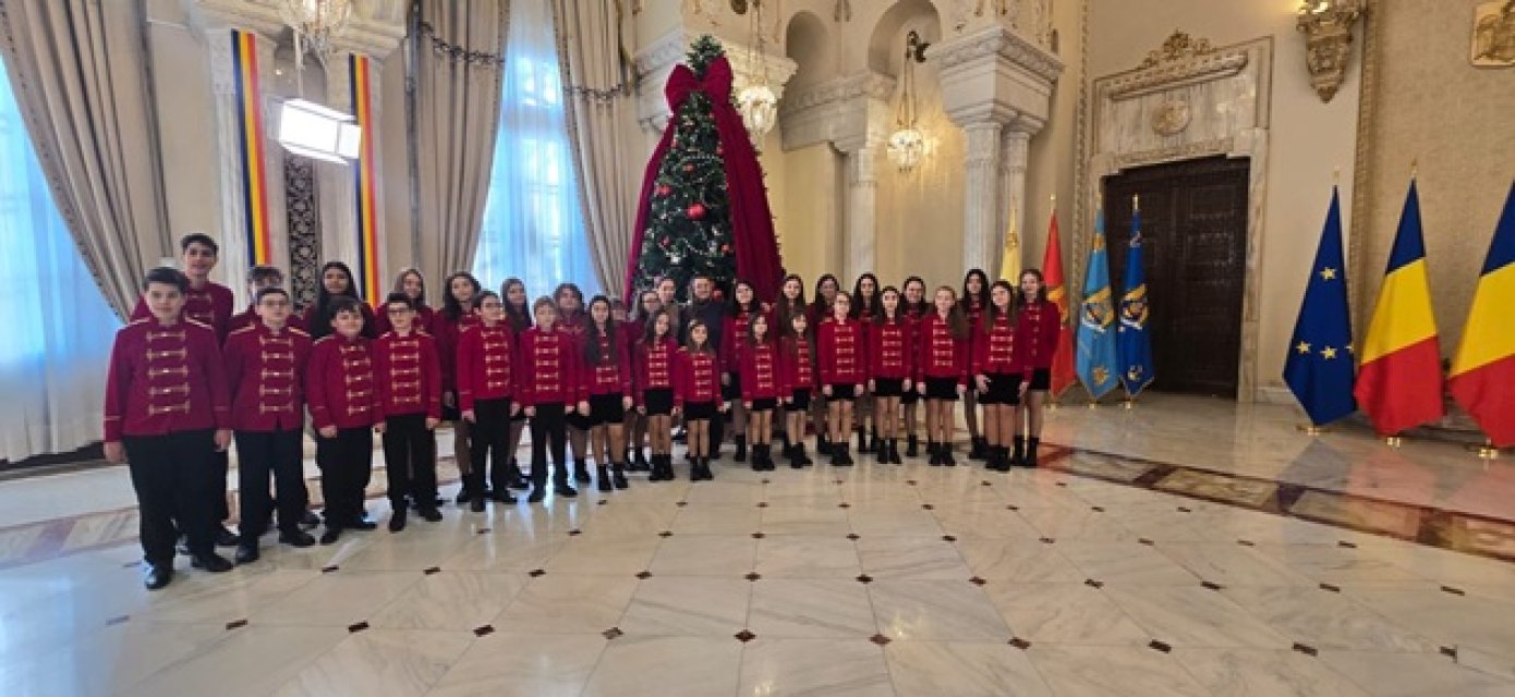 Mirabela Grădinaru a primit colindători la Cotroceni. Partenera lui Nicușor Dan a ascultat colindele copiilor cu ochii în lacrimi, în prag de sărbători. A cântat și Corul Național de Copii Allegretto