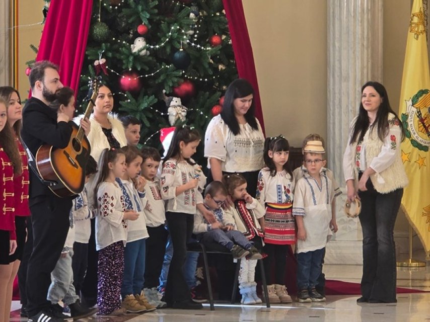 Mirabela Grădinaru a primit colindători la Cotroceni. Partenera lui Nicușor Dan a ascultat colindele copiilor cu ochii în lacrimi, în prag de sărbători. Au cântat elevii mai multor școli