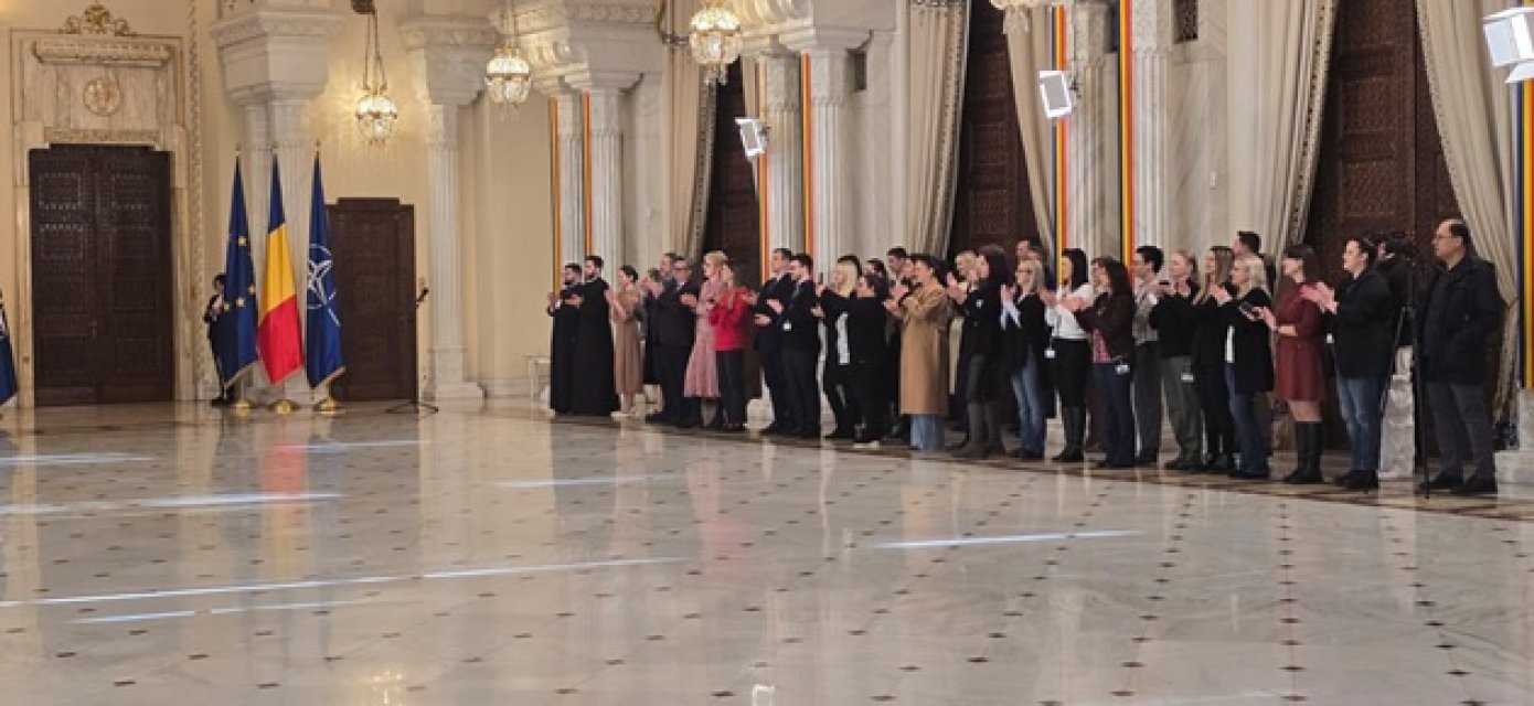 Mirabela Grădinaru a primit colindători la Cotroceni. Partenera lui Nicușor Dan a ascultat colindele copiilor cu ochii în lacrimi, în prag de sărbători. Administrația Prezidențială a împărțit cadouri copiilor