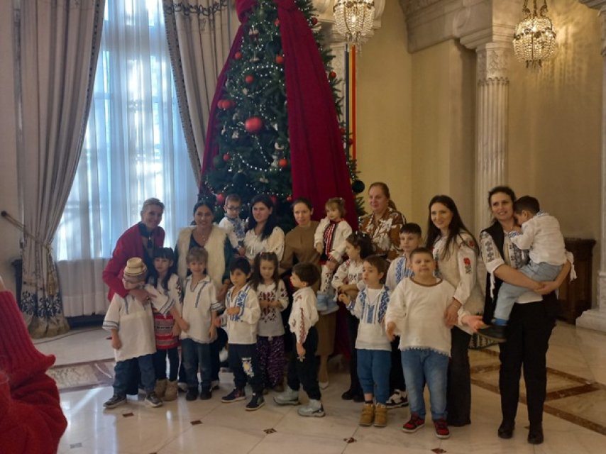 Mirabela Grădinaru a primit colindători la Cotroceni. Partenera lui Nicușor Dan a ascultat colindele copiilor cu ochii în lacrimi, în prag de sărbători. Le-a oferit daruri colindătorilor