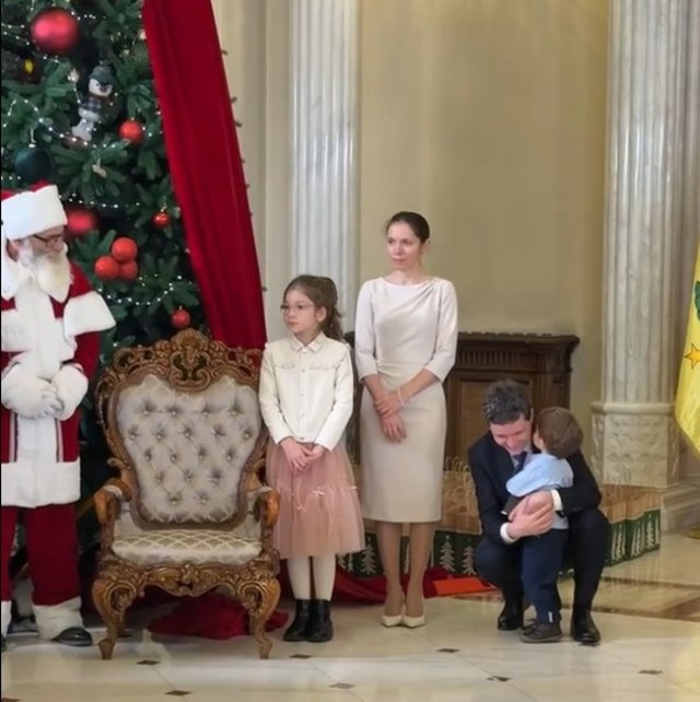 Fiul lui Nicușor Dan, din nou în atenția Românilor, după ce a întâmpinat colindătorii la Cotroceni. „Tare drăgălaș e băiețelul”. A ascultat cu atenție colindele celor din Satu Mare