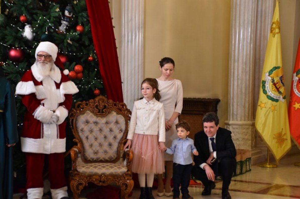 Fiul lui Nicușor Dan, din nou în atenția Românilor, după ce a întâmpinat colindătorii la Cotroceni. „Tare drăgălaș e băiețelul”. Românii au fost cuceriți de naturalețea și modestia familiei prezidențiale