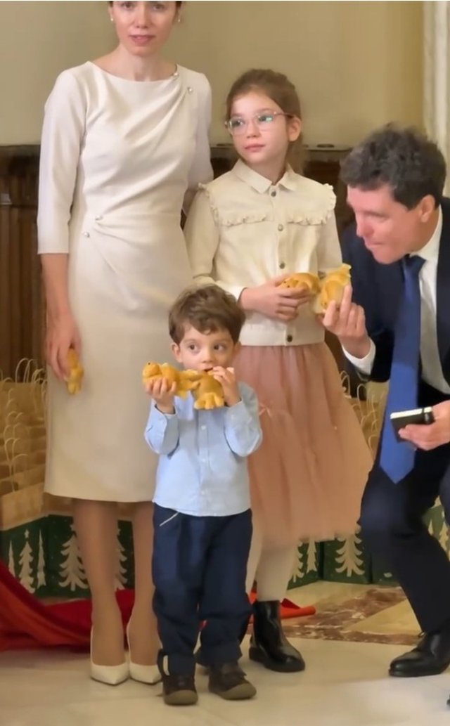 Fiul lui Nicușor Dan, din nou în atenția Românilor, după ce a întâmpinat colindătorii la Cotroceni. „Tare drăgălaș e băiețelul”. Antim și sora lui Aheea și-au însoțit părinții la Cotroceni