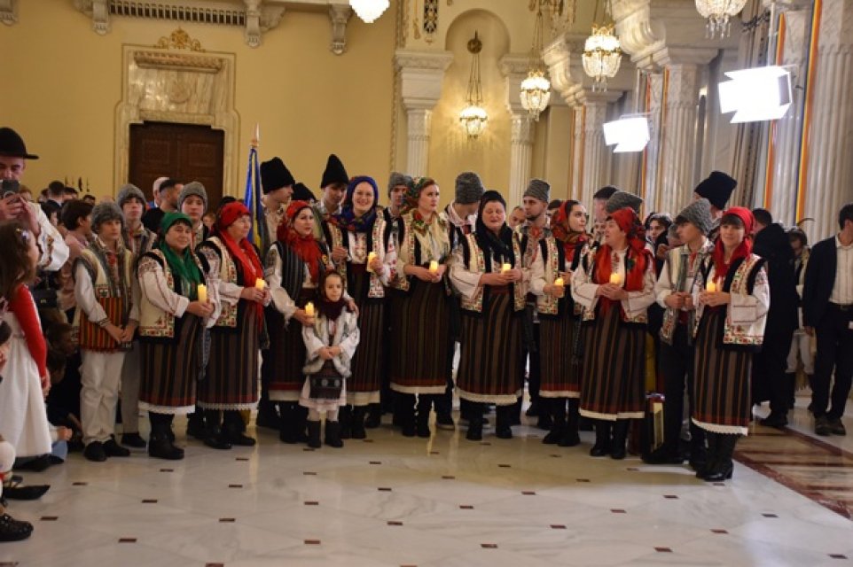 Fiul lui Nicușor Dan, din nou în atenția Românilor, după ce a întâmpinat colindătorii la Cotroceni. „Tare drăgălaș e băiețelul”. Tradițiile din Satu Mare au fost celebrate la nivel înalt