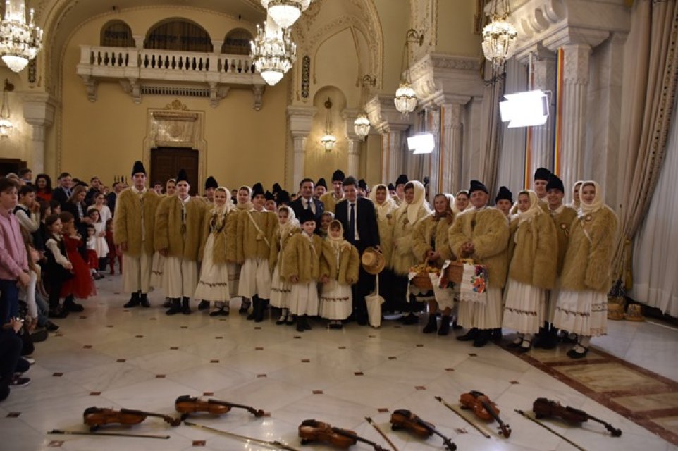 Fiul lui Nicușor Dan, din nou în atenția Românilor, după ce a întâmpinat colindătorii la Cotroceni. „Tare drăgălaș e băiețelul”. Programul artistic a fost coordonat de Leontina Dorca și Maria Carmen Sas